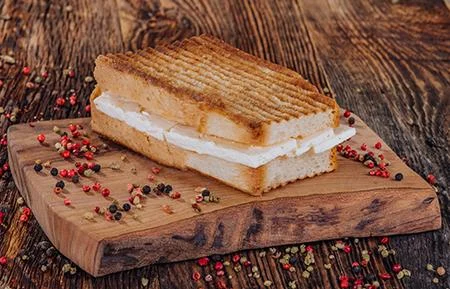 BEYAZ PEYNİRLİ TOST